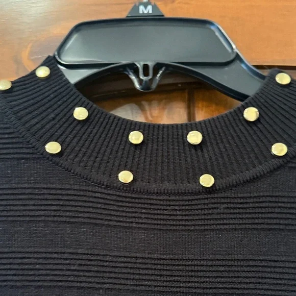 Elegant Black Dress with Gold Accents - Picture 3 of 8